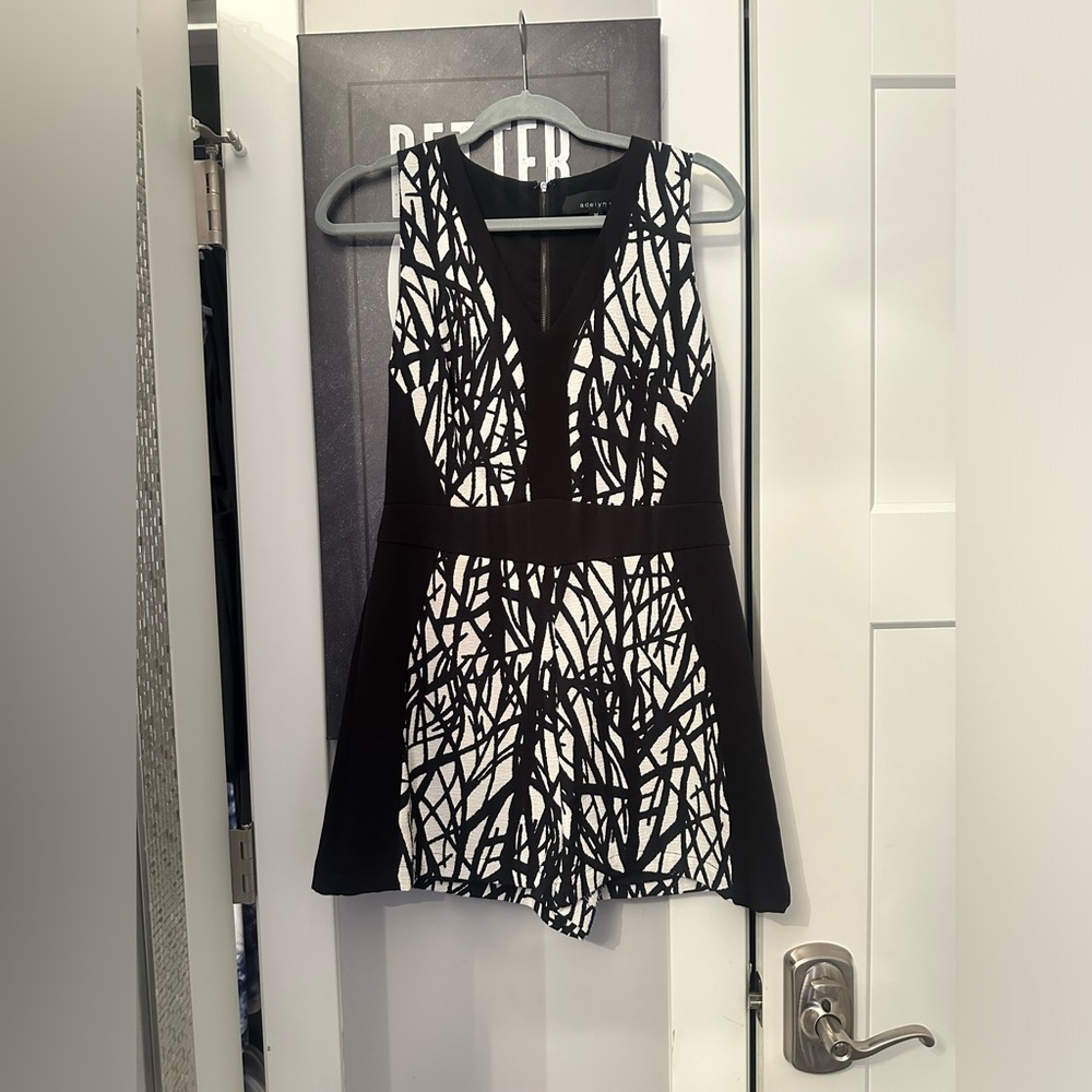 😍😍😍😍Adelyn Rae Black and White Patterned Mini Romper/Skort